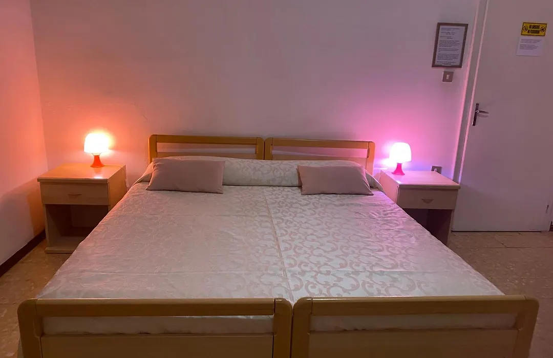 Travellers Lodge Bed & Rooms-1